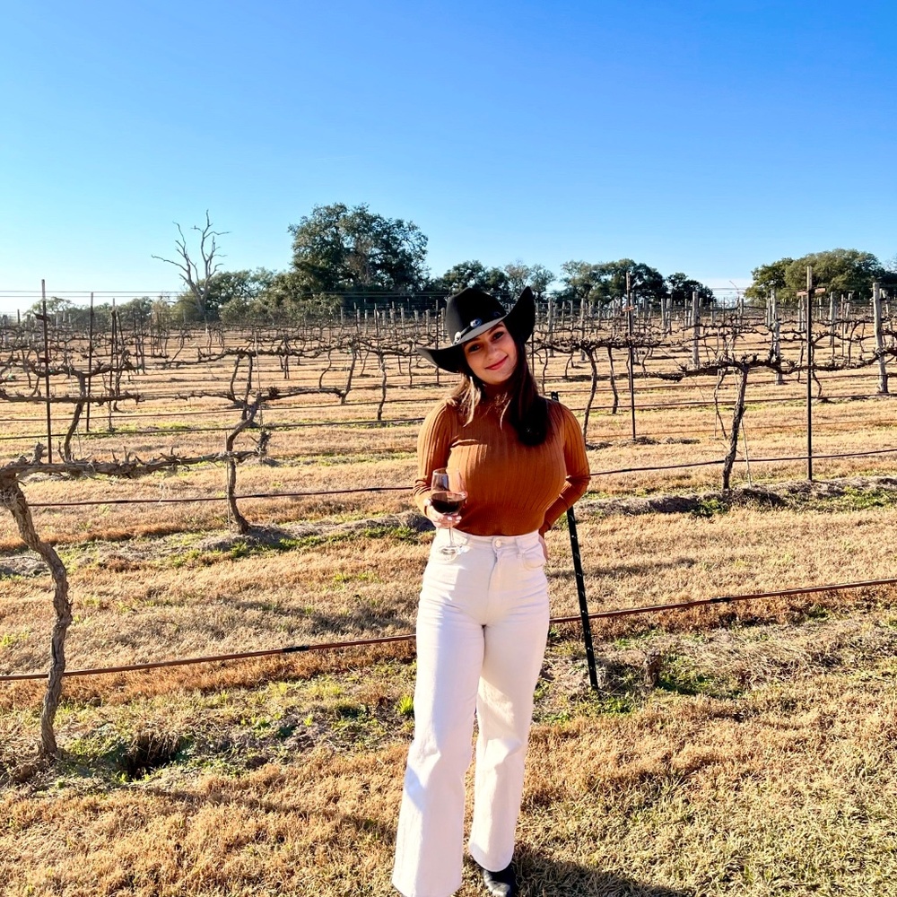 Meet your Posher, Lara